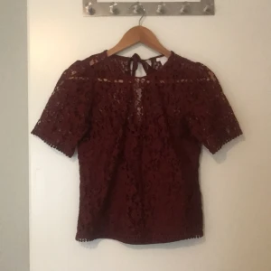 Spetstoppfrån HM - Jag säljer nu min spetstopp från HM i strl 34. Perfekt att ha nu till julen. Endast testad.