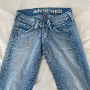 Så snygga jeans från espirit! Små för mig därför jag säljer dom😩 matchar med allt och bootcut😍vid fler bilder hör av er🙏🏼
