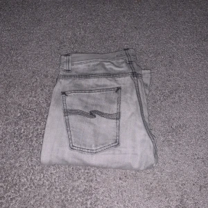 Nudie jeans - Sick 9/10, liten i stolek själv har jag 31 32 och den passar   Nypris 1700kr
