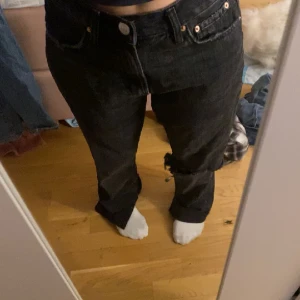 Jeans med slits och hål  - Jeans från Gina med slits och ett hål på högra benet som jag har klippt själv 