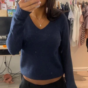 Stickad tröja marin blå - Säljer denna stickade marin blåa tröja, använd fåtal gånger! 