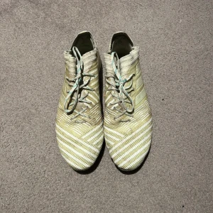 Fotbollsskor 45 - Ett par adidas nemeziz i storlek 45 1/3. Säljer billigt då det inte är säsong för gräs just nu och dobbarna är endast avsedda för gräs - se bilder. Har ni frågor är det bara att säga till