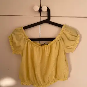 väl använd offshoulder och kort topp.