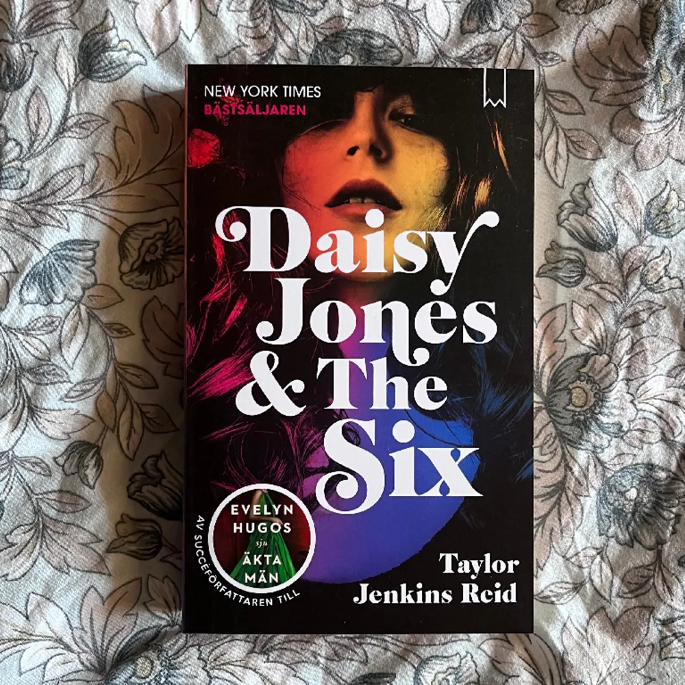 Daisy Jones & the six (svenska). Säljer den här populära boken då jag råkade köpa den på svenska. Nyskick, ingen bruten rygg eller andra defekter då den är oläst📚✨. Övrigt.