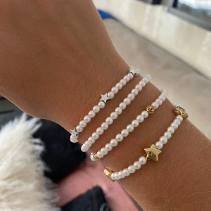 Pärlarmband - Säljer dessa egengjorda pärlarmband🫶🏽 Det med bara vita pärlor kostar 25kr/styck och de andra 30kr/styck🥰 Frakt tillkommer på 15kr!