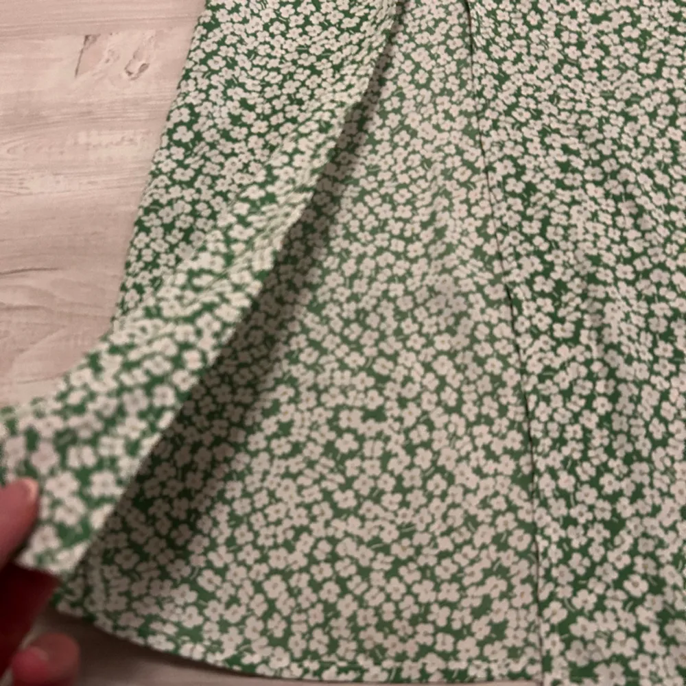 Säljer denna jätte fina ljusgröna blommiga kjol från shein. Den är köpt för runt 100kr säljer nu för 50kr. Skriv gärna vid frågor❤️. Kjolar.