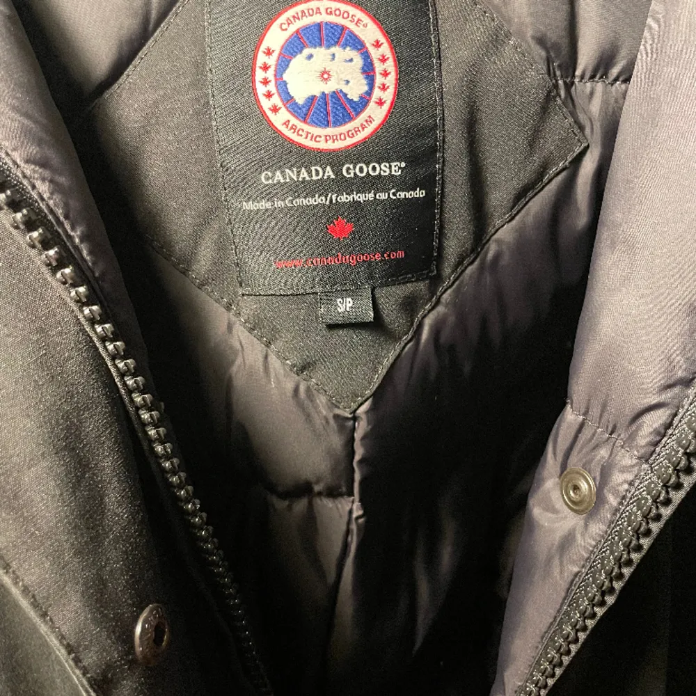 Säljer denna tidlösa Canada Goose jacka för endast 4 000 kr! Köpt på NK för cirka 10 000 kr år 2018. Den har inte använts särskilt mycket och har väldigt få defekter som knappt märks av, exempelvis att lite färg på dragkedjan flagnat. Jackan är äkta.. Jackor.