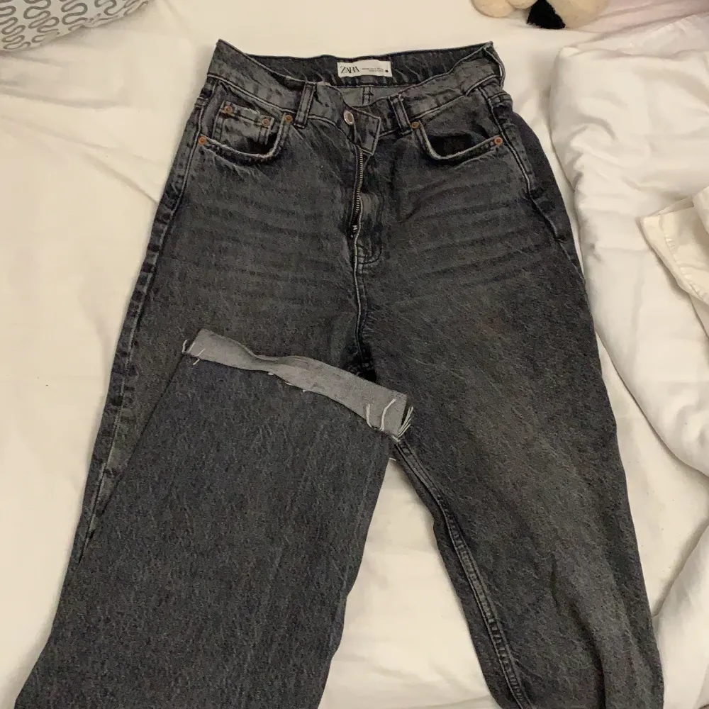 Ett par gråa jeans ifrån zara otroligt fina på. Jeans & Byxor.