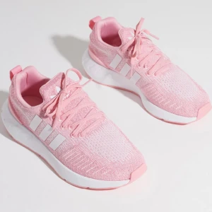 Adidas skor  - Rosa adidas skor, helt nya. 