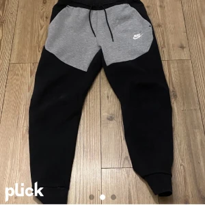 Nike tech - Lånad bild men säljer exakt samma. De är i väldigt bra skick.