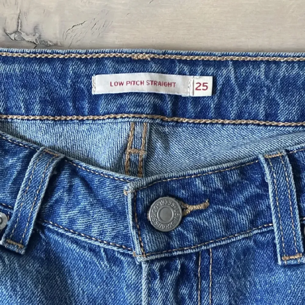 Säljer dessa straight jeans från Levis. Storlek 25, funkar för både tjejer och killar. Finns tecken på användning, men syns knappast:) Nypris 1300 kr, pris kan diskuteras . Jeans & Byxor.