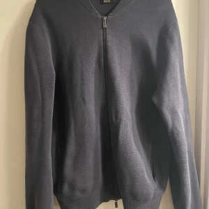 Massimo dutti cardigan  - Massimo dutti cardigan. Storlek M. Dubbla dragkedjor. Grå/blå i färgen. Nypris 699. 250 kronor 