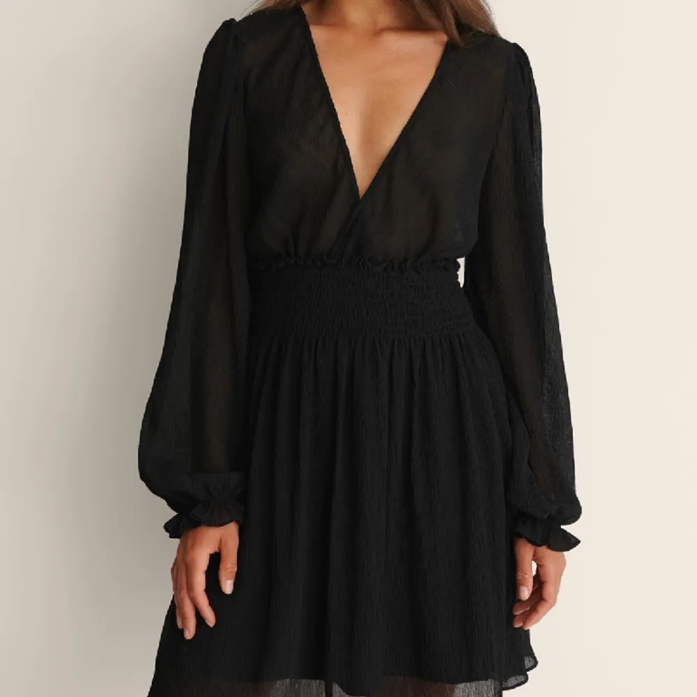 Så fin klänning från NAKD. Aldrig använd, köptes för 499. Säljer för 379. Storlek 34 ❣️Passar PERFEKT till högtider, middagar och naturligtvis till sommaren 😇. Klänningar.
