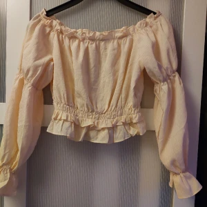 Offshoulder blus - En väldigt söt offshoulder blus/ topp. Aldrig använd. Strl s