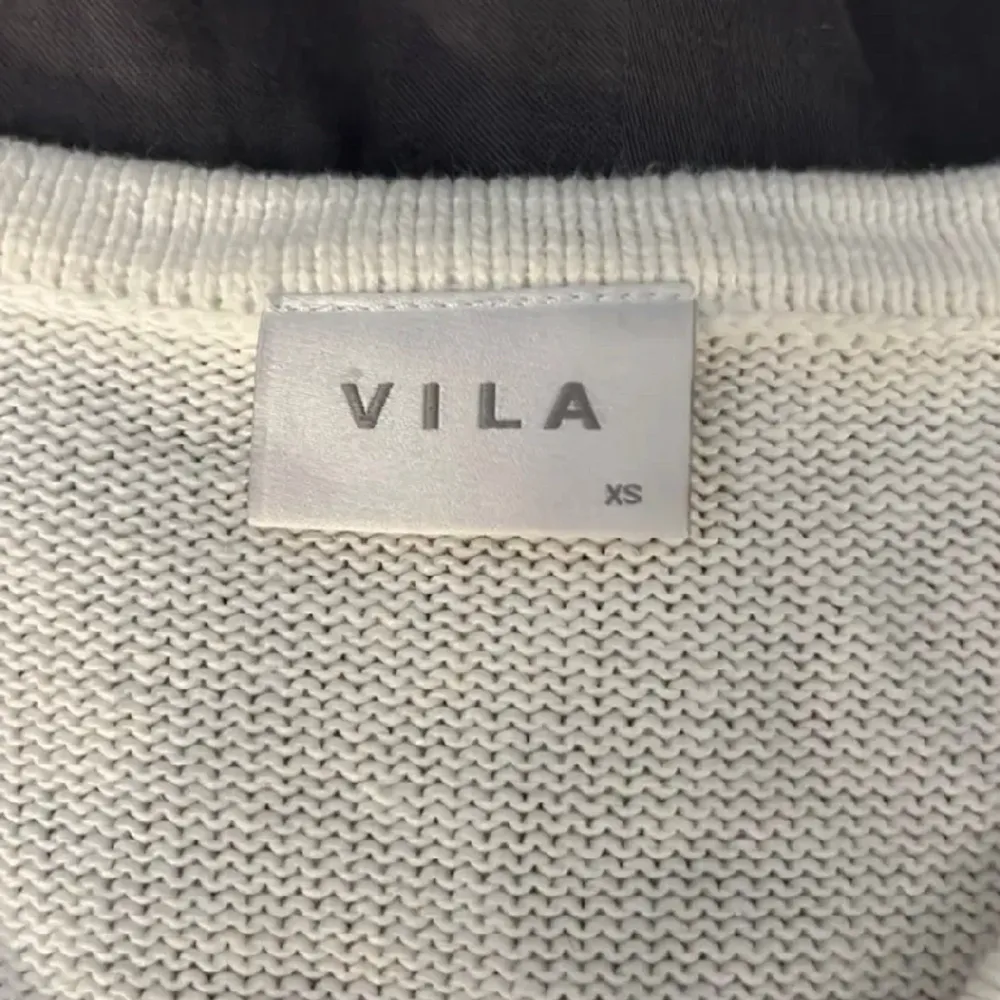 Säljer denna vita tröjan i stl XS från VILA. Köparen står för frakten, använder köp nu eller Swish.. Stickat.
