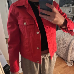 Röd jacka  - Röd jeans jacka från Hm. Aldrig använd