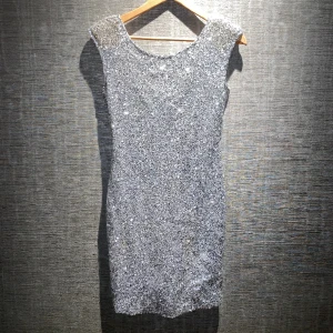 Klänning | Diabless - En jättefin silvrig paljettklänning från Diabless i storlek S, passar även m. Perfekt för nyår eller fest! Den är v adderad i axlarna och har låg rygg! Skriv privat för mer info och bilder.