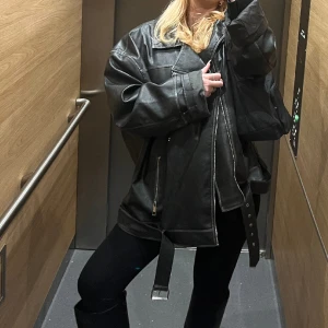 Biker jacka - Overszized bikerjacka, skut snygg till ett par höga boots !!!