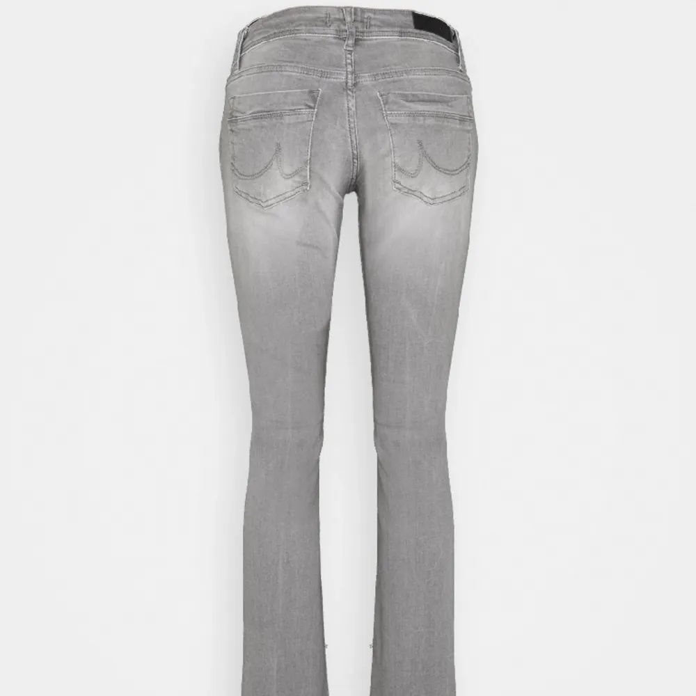 Intressekoll på mina gråa ltb jeans ♾️ storleken : 28/30 men passar mig helt perfekt som har xs/s i vanliga fall ♾️ ge gärna prisförslag❣️jag är 163 o de är förlånga för mig💗. Jeans & Byxor.