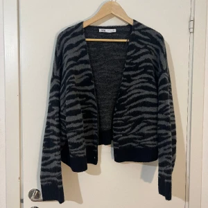 Zara kofta - Använd ett fåtal gånger och är i jättebra skick!