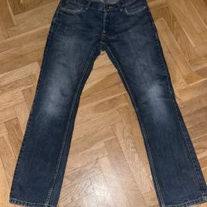 Säljer dessa snygga jeans, sitter perfekt i midjan och vid rumpan lite hängiga, straight men är ganska slim.