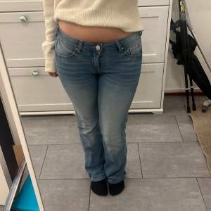 Skit snygga low waist jeans från hm  Är 160 och har storlek 36 (pris kan diskuteras)