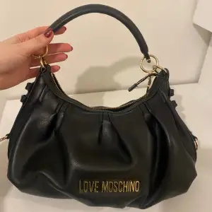 bag was used for two days max. nearly brand new condition.  Price included bag, additional strap and bag scarf (not pictured). Original listing (Love Moschino CITY BAG SMALL HOBO) costs 2600kr.