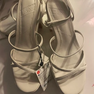 Vita klackar  - Vita klackskor som jag köpte till studenten men som aldrig kom till användning eftersom de inte passade. Jättefina och helt oanvänd!