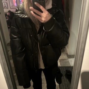 Zara jacka - Säljer denna zara dunjacka då den inte kommer till användning längre! Den är från förra året och går inte att köpa längre! Bra skick