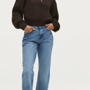Jeans straight med slits - Gina tricot jeans med liten slits längst ner. Mycket bra skick!