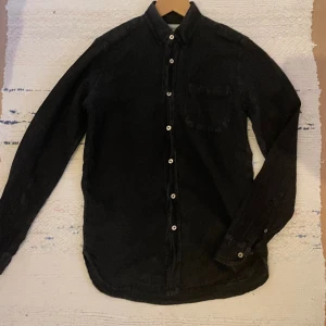 Our Legacy skjorta - Svart skön, lite stvättad skjorta 