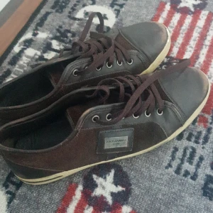 Dolce gabbana läderskor - Storlek 42/43. I skapligt skick och materialet är fullt tjutskinnn.