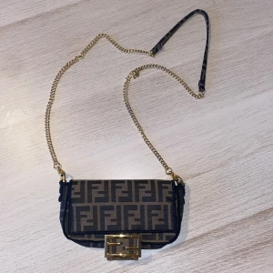 Fendi väska - Superfin Fendi väska i nyskick! Skriv vid intresse!