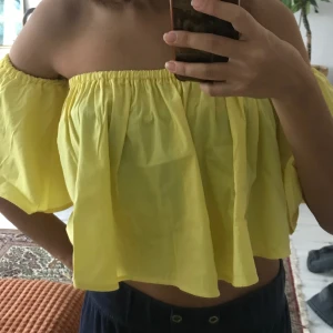 Sommar tröja - Fin sommar tröja utan axlar. I bra skick. Den har ingen etikett men är säker på att jag köpte den i Italien. Storlek står inte men passar mig som är Xs och min syster som är S också. Säg till om ni vill ha fler bilder eller ny pris 😊