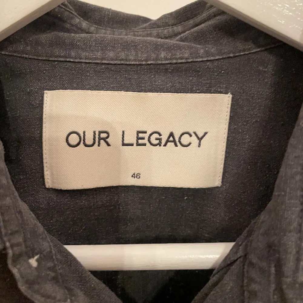 Our legacy linnen shirt in very good condition. Size Small (46). Loose fit.. Skjortor.