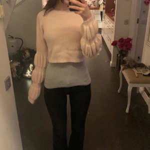 Rosa stickad  - Ljusrosa stickad från Nakd, misslissibels kollektion. Helt oanvänd utan några defekter. Säljer då den inte kommer till användning💕