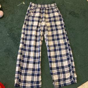 Ett par blårutiga pyjamasbyxor i använt skick. På bild 3 så syns de eftekterna små vita färg fläckar men syns knappt när de är på❤️