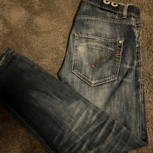 Dondup jeans - Säljer nu mina sjukt schyssta Dondup jeans då dem tyvärr inte kommer till användning jeansen är i riktigt bra skick och har inga defekter alls. Skick 9/10. Nypris ca 3000. Priset kan diskuteras vid snabb affär. Tveka inte på att höra av dig vid fråga.