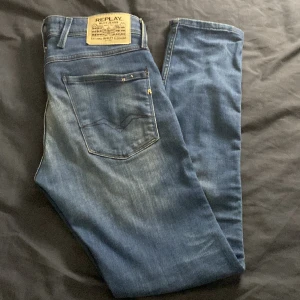 Replay anbass hyperflex - Replay anbass hyperflex i färgen mörkblå storlek 31 (31/32). Materialet är i fin kvalitet och jeansen har inga som helst deffekter. Fler bilder går absolut att lösa. Skriv om ni har frågor eller är intresserade!