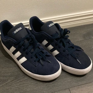 Adidas sneakers  - Adidas sneakers. Några fläckar på tån som kvappt syns, det går säkert att få bort men jag har inte provat. Lite skitiga på gummisulan men annars i väldigt bra skick. 