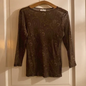 Meshtopp - Superfin meshtopp med jättefint brunt paisley mönster🤎Tröjan sitter bra på mig som brukar bära M/L i tröjor. Denna tröjan är full lenght med trekvartsärm.
