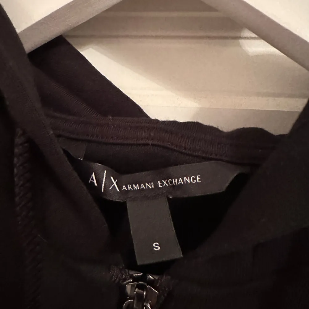 Mysig hoodie med dragkedja från Armani Exchange. I superbra skick och inte använd så mycket. Storlek small men lite liten i storleken.💜💜. Hoodies.