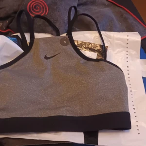 Ny nike sport bh - St s finns på eskilsvägen vid Haninge centrum men kan träffas upp i Stockholm området eller skicka på posten swish eller kontanter 