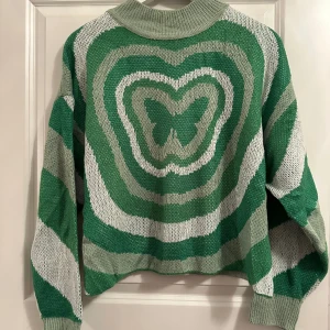 Stickad tröja - Stickad tröja med fjärilsmotiv. Inte använd mycket och är i bra skick.💓