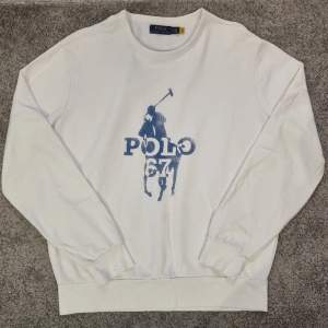 Säljer min Polo Ralph Lauren tröja jag fick förra julen men som knappast har blivit använd. Nypris ligger på 1 700 kr. 
