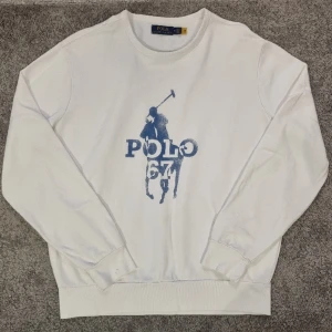 Polo Ralph Lauren Tröja - Säljer min Polo Ralph Lauren tröja jag fick förra julen men som knappast har blivit använd. Nypris ligger på 1 700 kr. 