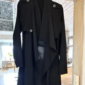 Säljer nu min fina svarta kappa! Perfekt till hösten eller våren och så så elegant 👐🏽 Den har puffar vid axlarna också🌷✨Säljer för 400kr