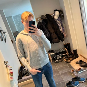 Kashmir hoodie - Säljer denna hoodie från barlucio då den är för liten. Använd en gång. Den är lite för liten på mig som är 178cm så tippar att den passar runt 170cm. Ny priset ligger på 699