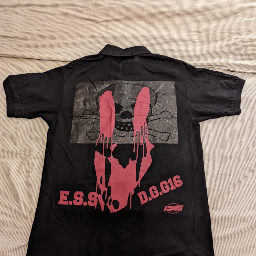 Rare eversince merch. Med ett ännu mer rare produktionsfel. Dem ska egentligen komma med svarta knappar men denna kom med sköldpaddsmönstrade. Högt pris då osäker på om jag vill sälja . T-shirts.