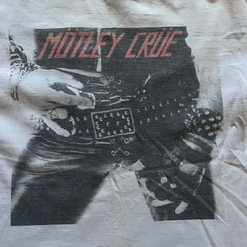 ☆ Vintage Mötley Crüe t-shirt. ☆ Köpt second hand, använd men ändå fin~ ☆ Storlek S/M.  Om du har några frågor kontakta mig. Kolla gärna in min profil för fler plagg och mycket y2k! 🩶. T-shirts.